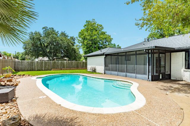 102 Turner Street, Clute, TX 77531