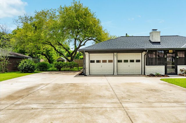 102 Turner Street, Clute, TX 77531