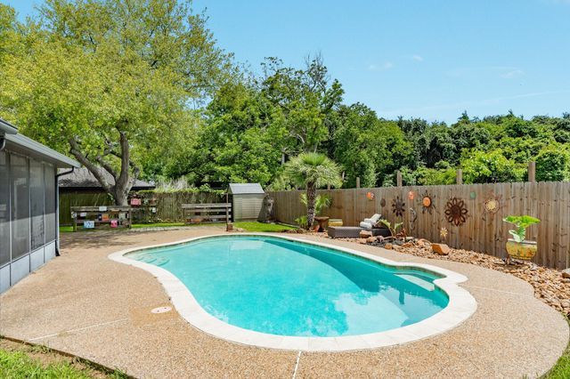 102 Turner Street, Clute, TX 77531