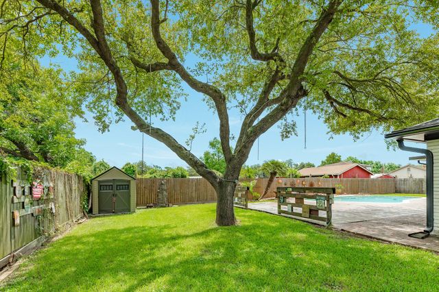 102 Turner Street, Clute, TX 77531