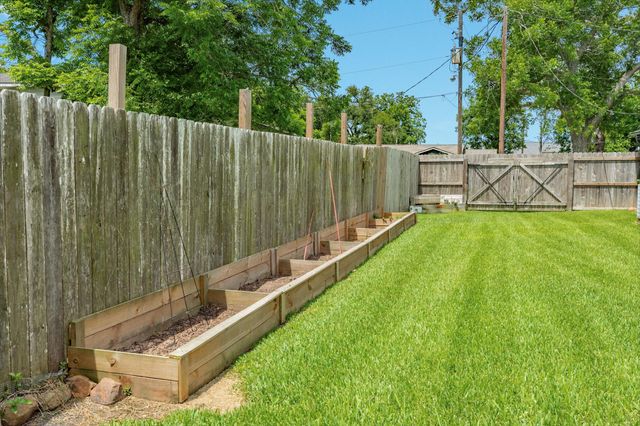 102 Turner Street, Clute, TX 77531