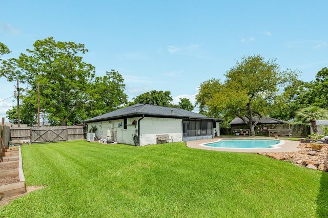 102 Turner Street, Clute, TX 77531