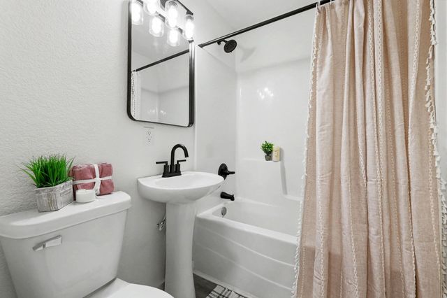 2046 S Greenwood Ave, Wichita, KS 67211