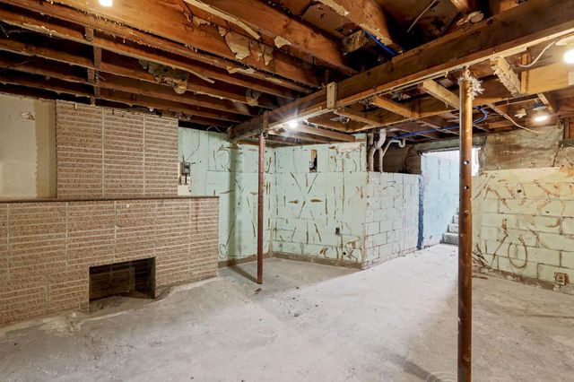 2046 S Greenwood Ave, Wichita, KS 67211