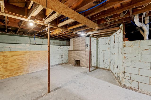 2046 S Greenwood Ave, Wichita, KS 67211