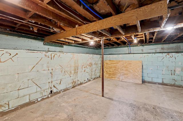 2046 S Greenwood Ave, Wichita, KS 67211