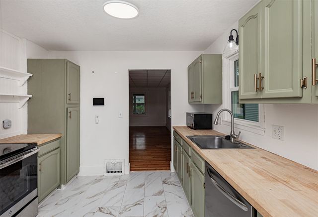 1512 E 32nd Street, Des Moines, IA 50317
