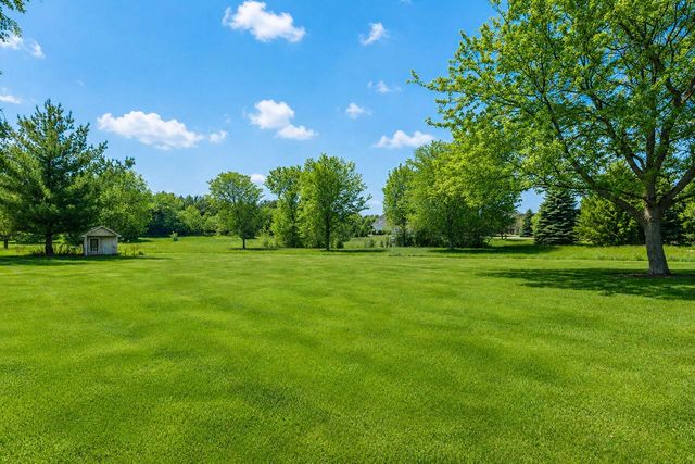 N34W33379 Hickory LANE, Nashotah, WI 53058