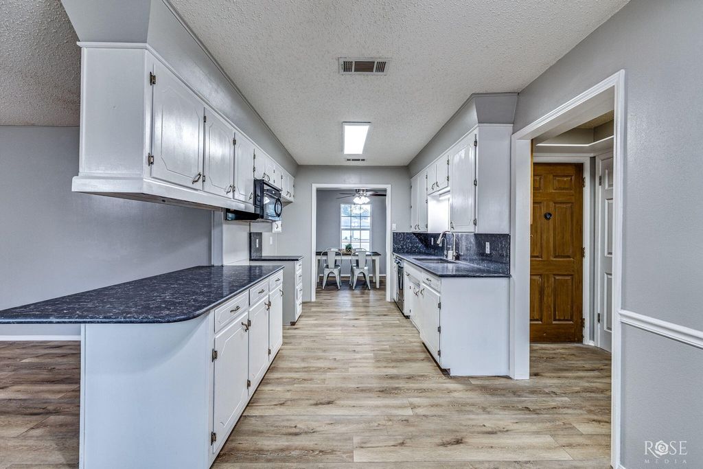 Image 13 of property listing at 3402 Chatterton Drive, San Angelo, TX 76904