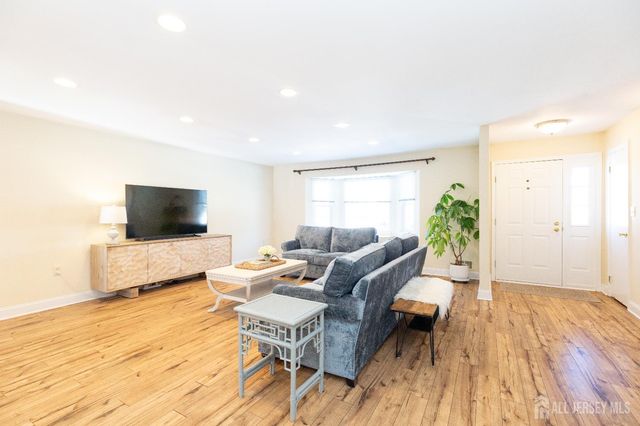 9 Sturbridge W Drive, Piscataway, NJ 08854