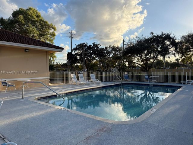 9907 Westwood Dr 21-2, Tamarac, FL 33321