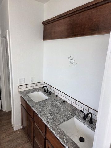 5572 NE Minnow Ln, Elgin, OK 73538