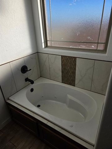 5572 NE Minnow Ln, Elgin, OK 73538