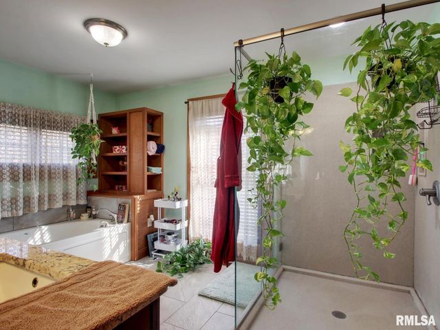 911 RIDGEWOOD Drive, Quincy, IL 62301