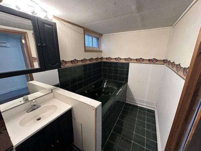 3927 N 16th STREET, Milwaukee, WI 53206