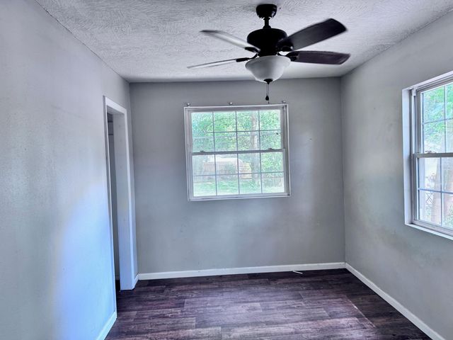 1330 N Fulbright Avenue, Springfield, MO 65802