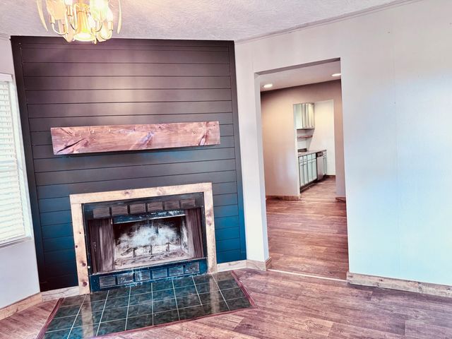 1330 N Fulbright Avenue, Springfield, MO 65802