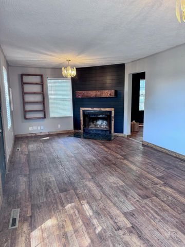 1330 N Fulbright Avenue, Springfield, MO 65802