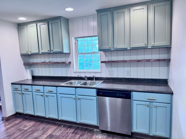 1330 N Fulbright Avenue, Springfield, MO 65802