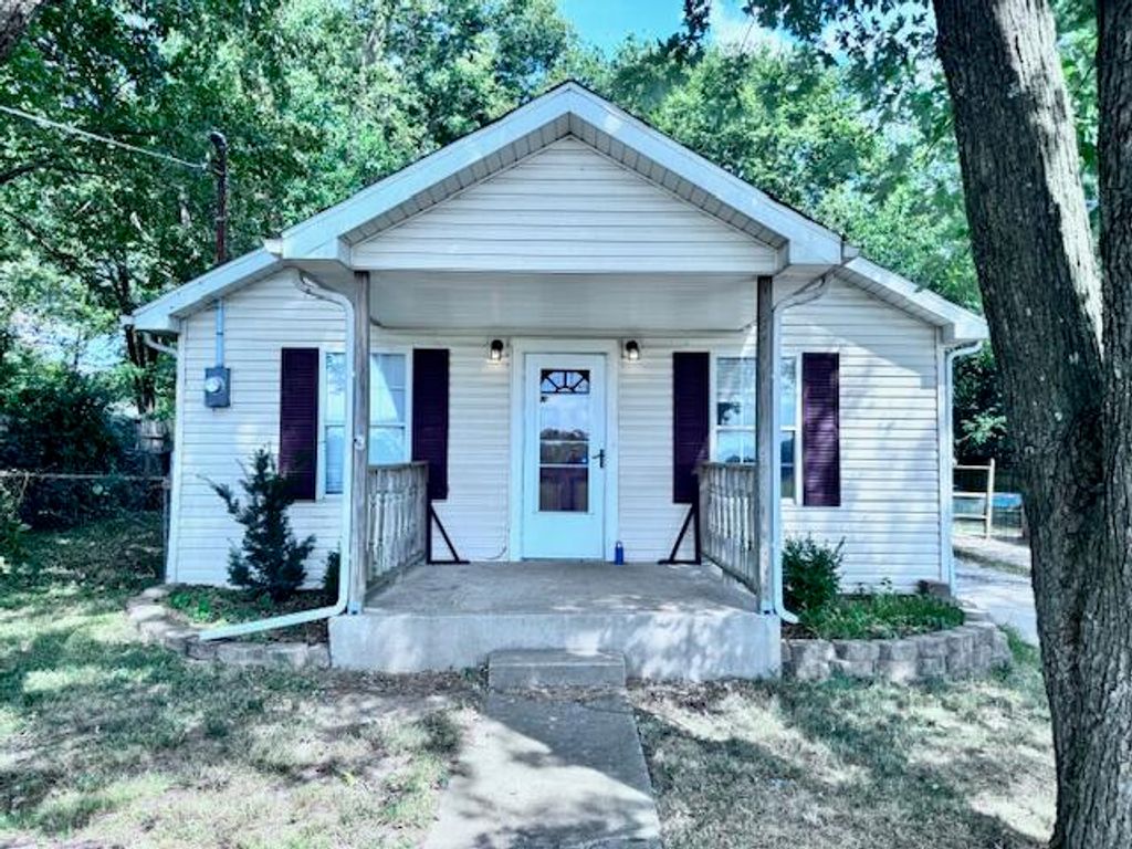 1330 N Fulbright Avenue, Springfield, MO 65802