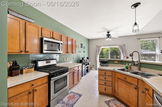 997 River Rock Drive, Holly, MI 48442