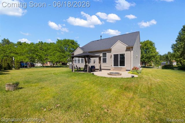 997 River Rock Drive, Holly, MI 48442