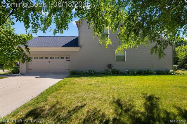 997 River Rock Drive, Holly, MI 48442