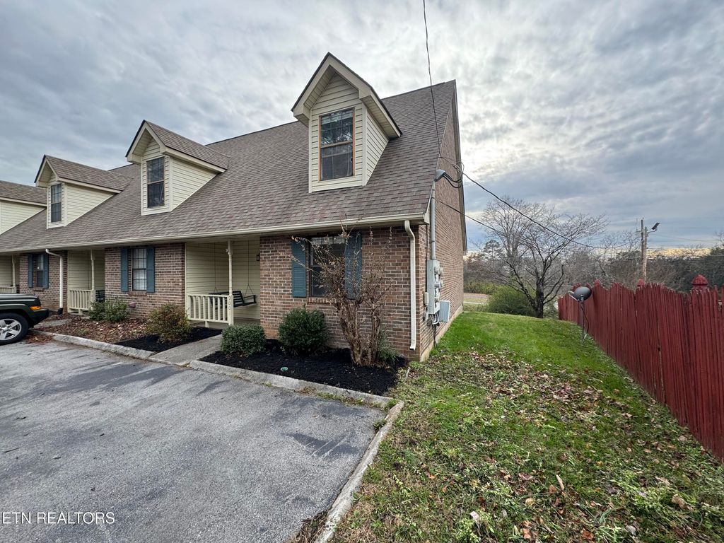 9001 Fountain Brook Lane, Knoxville, TN 37923