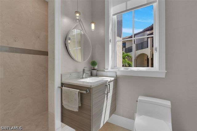 684 10th AVE S D1, Naples, FL 34102