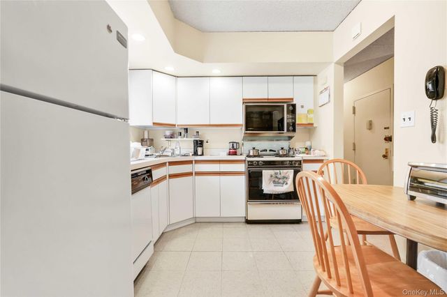 71-48 162nd Street 3, Fresh Meadows, NY 11365