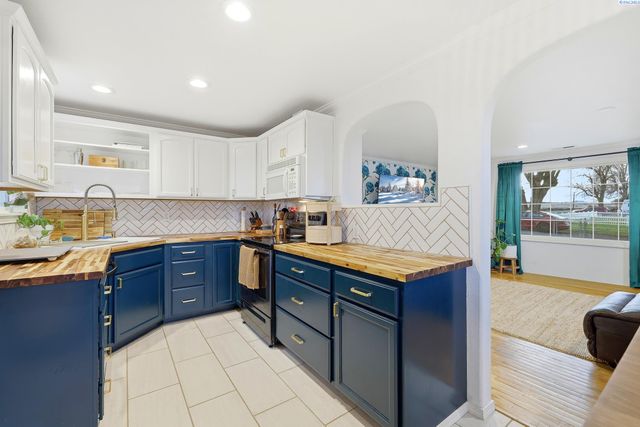 1204 N Neel Loop, Kennewick, WA 99336