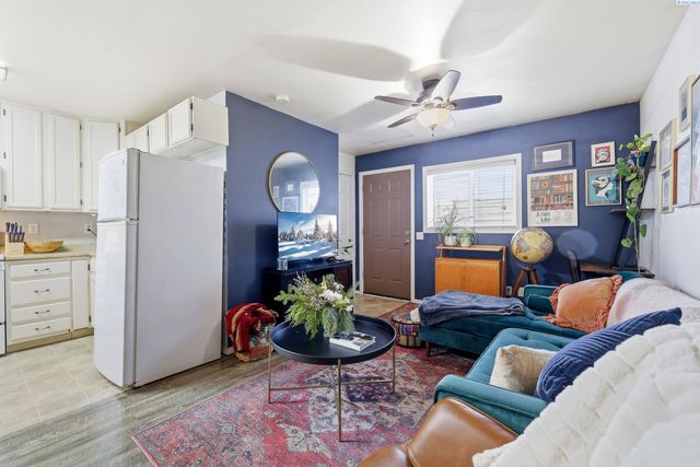 1204 N Neel Loop, Kennewick, WA 99336