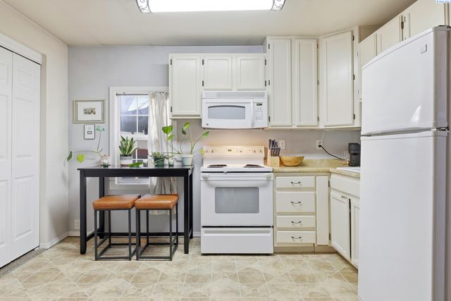 1204 N Neel Loop, Kennewick, WA 99336