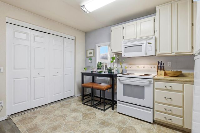 1204 N Neel Loop, Kennewick, WA 99336