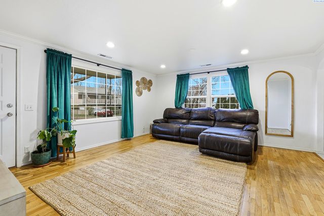 1204 N Neel Loop, Kennewick, WA 99336