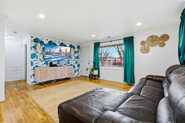 1204 N Neel Loop, Kennewick, WA 99336