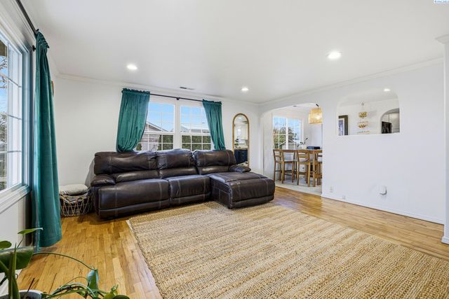 1204 N Neel Loop, Kennewick, WA 99336