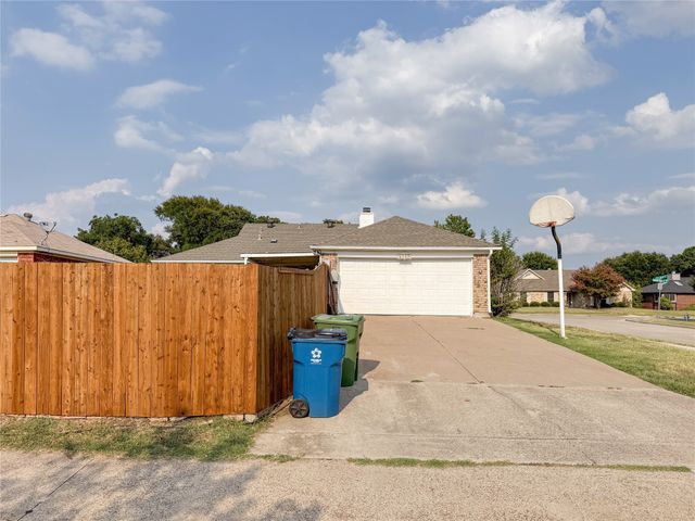 1602 Autumn Breeze Lane, Lewisville, TX 75077