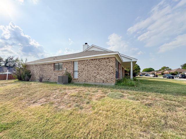 1602 Autumn Breeze Lane, Lewisville, TX 75077