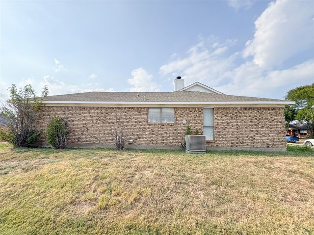 1602 Autumn Breeze Lane, Lewisville, TX 75077