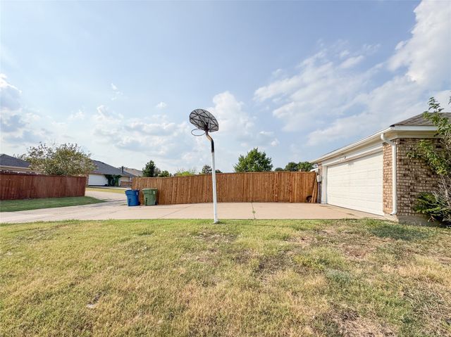 1602 Autumn Breeze Lane, Lewisville, TX 75077