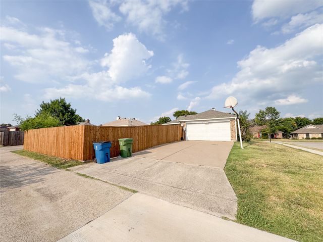 1602 Autumn Breeze Lane, Lewisville, TX 75077