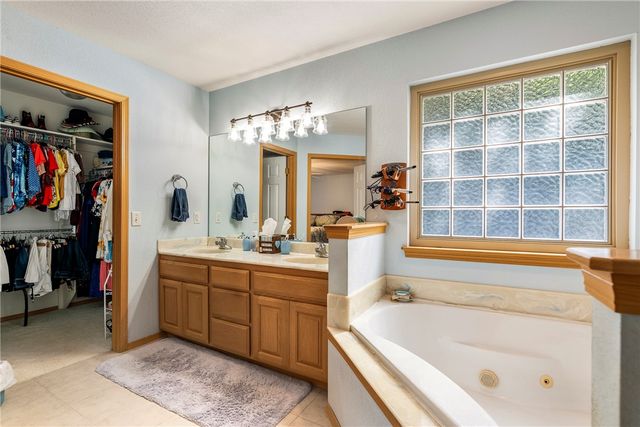 10 Oniell Circle, Bella Vista, AR 72715