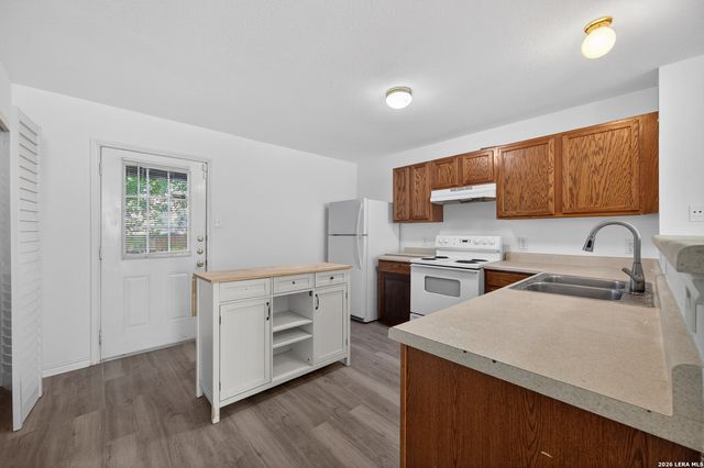 10 Bratton Dr, San Antonio, TX 78245
