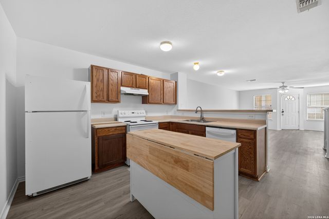 10 Bratton Dr, San Antonio, TX 78245