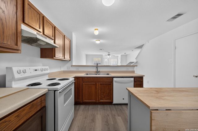 10 Bratton Dr, San Antonio, TX 78245