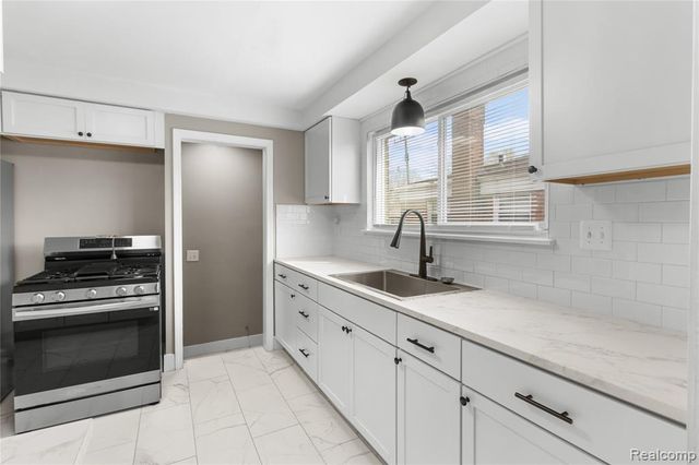 6781 Iowa Street, Hamtramck, MI 48212