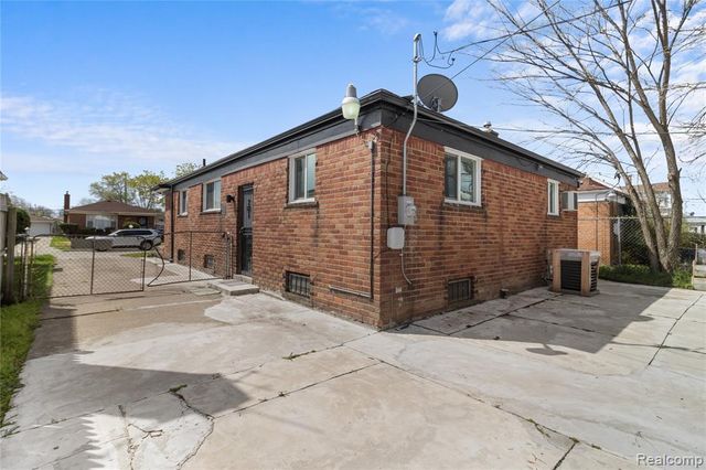 6781 Iowa Street, Hamtramck, MI 48212