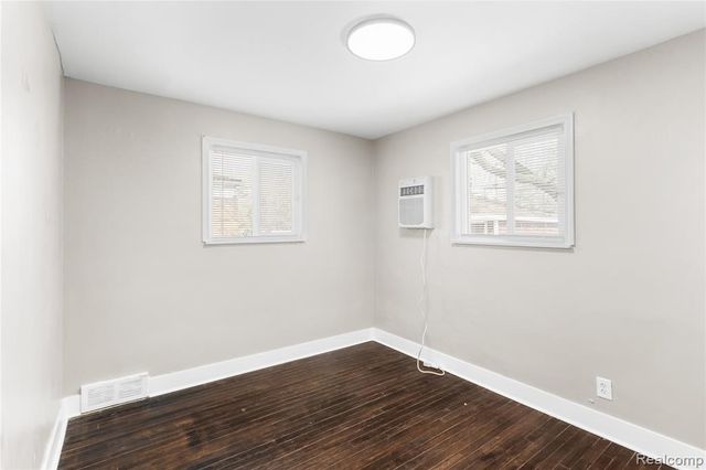 6781 Iowa Street, Hamtramck, MI 48212