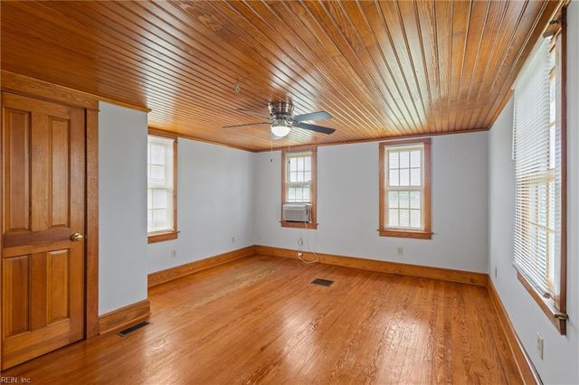2297 Perrin Creek RD, Hayes, VA 23072